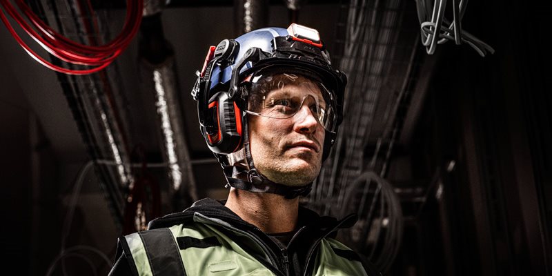 Zakaj samovoljno spreminjanje osebne zaščitne opreme ogroža vaše poslovanje